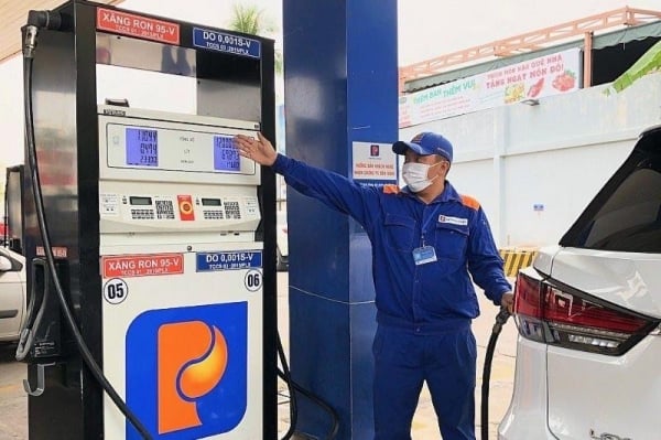 El precio de la gasolina 95 aumentó en 408 VND/litro, hasta más de 21.000 VND/litro.