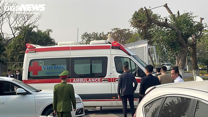 Der Krankenwagen fuhr direkt zum Flughafen, um Nguyen Xuan Son abzuholen.