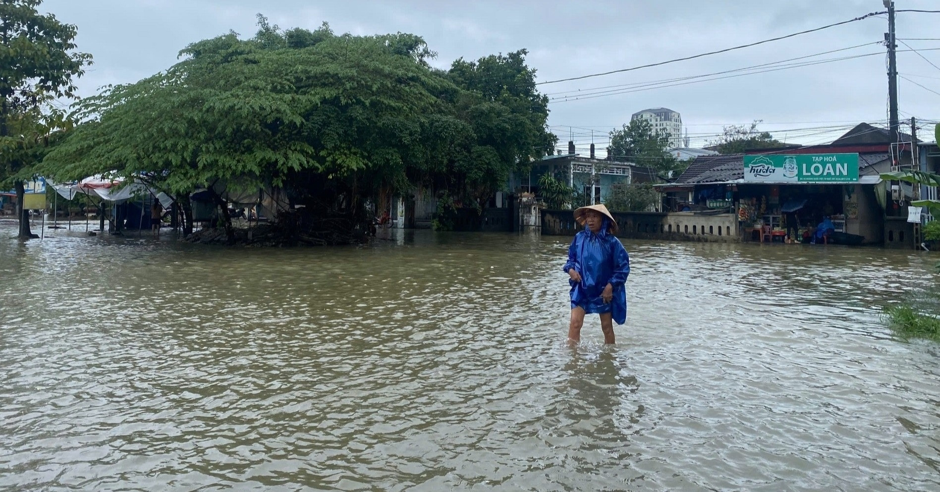 Viele Gebiete in Thua Thien Hue wurden überflutet und durch Erdrutsche wurden zwei Menschen verletzt.