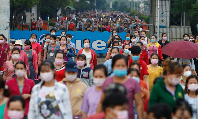 Arbeiter der Pouyuen Company, Binh Tan District, nach der Arbeit, 2022. Foto: Quynh Tran