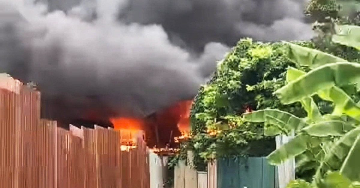 Schrottplatz in Hanoi gerät in Brand