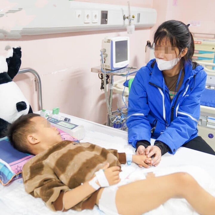 Bé trai bị cắt cụt 1/3 chân trái. (Ảnh: BVCC)