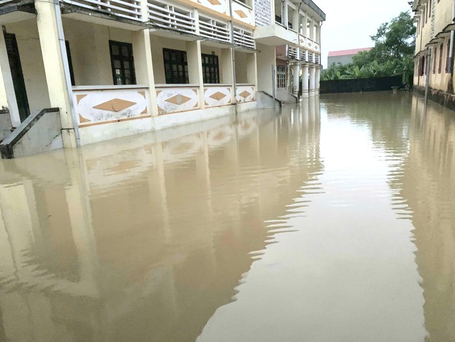 Floods cause inundation, more than 3,000 Thanh Hoa students cannot go to school photo 1