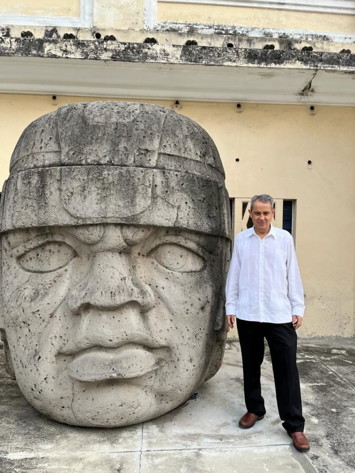 El Embajador de México junto a una réplica de una cabeza olmeca en el Museo de Bellas Artes de Ciudad Ho Chi Minh.