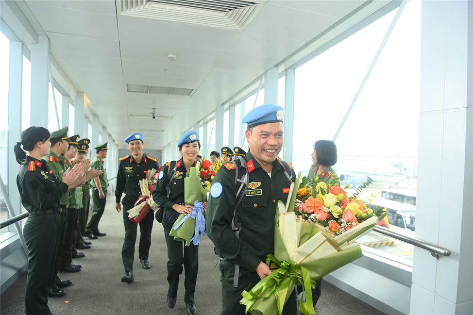 国連平和維持軍に参加していた最初の警察官3人が任務を終えてベトナムに帰国するのを歓迎