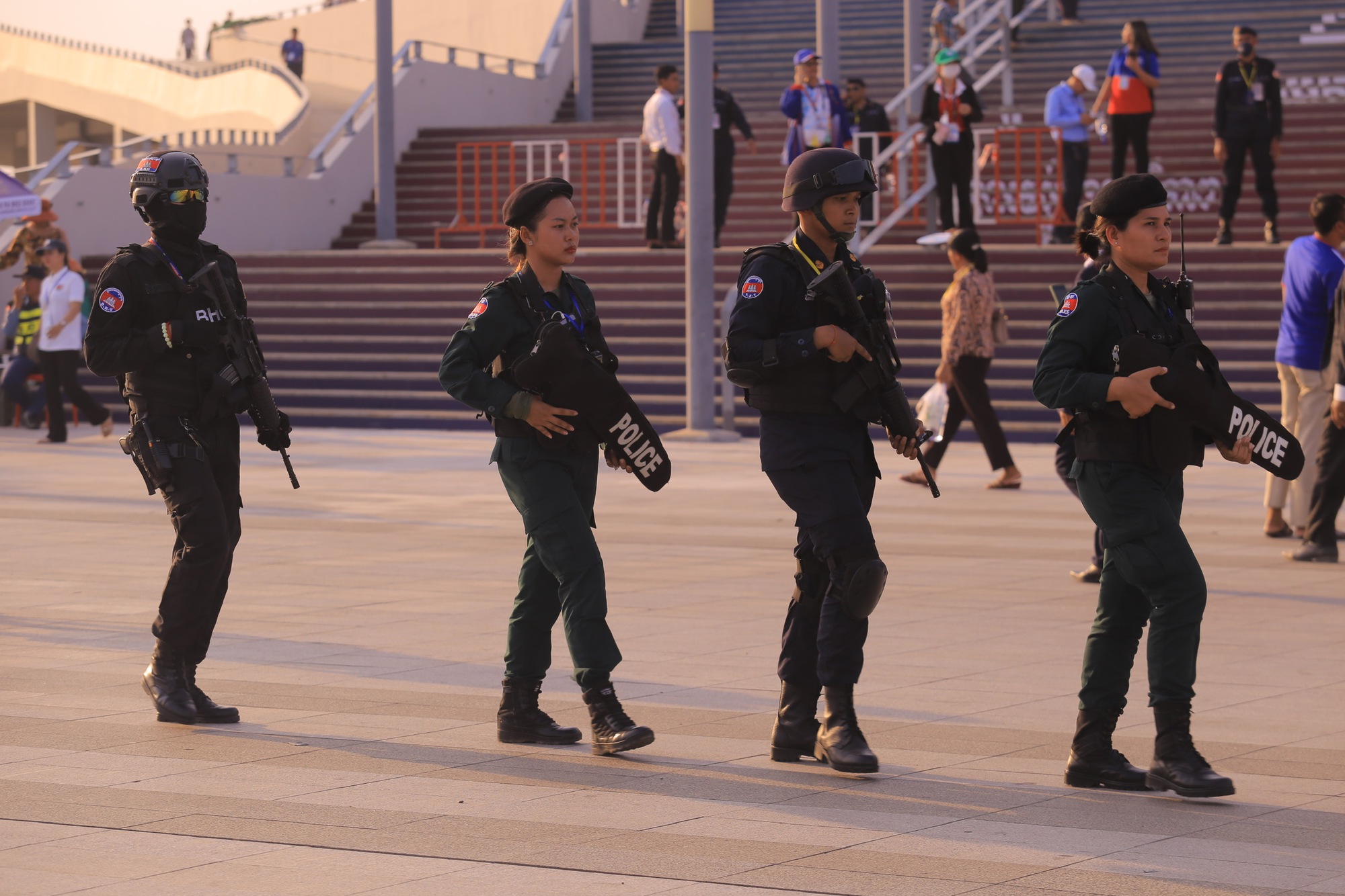 Phương tiện quân sự nào của Campuchia xuất hiện lễ khai mạc SEA Games 32? - Ảnh 6.