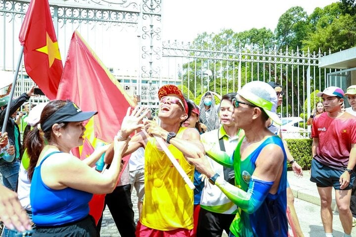 Nguyen Van Long completó 1.800 km desde Hanoi hasta el Palacio de la Independencia después de 20 días.