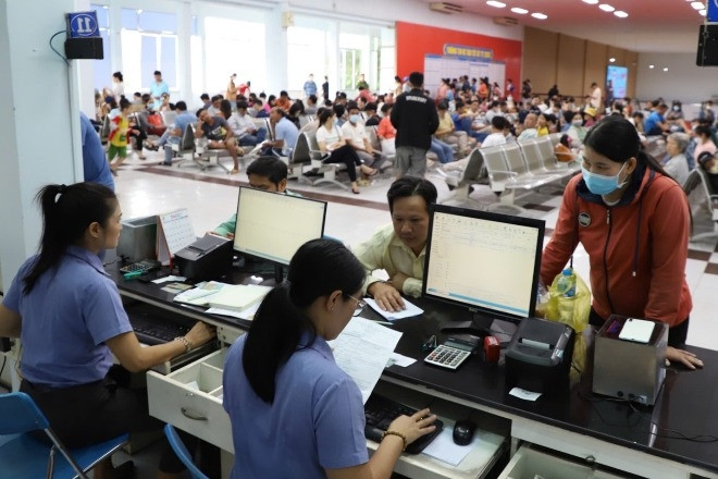 On the first day of Tet train ticket sales, many people lined up from dawn at Saigon station.