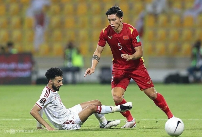 Đoàn Văn Hậu (áo đỏ) thi đấu trong trận Việt Nam thua UAE 2-3 ở vòng loại hai World Cup 2022 vào tháng 6/2021. Ảnh: Lâm Thoả