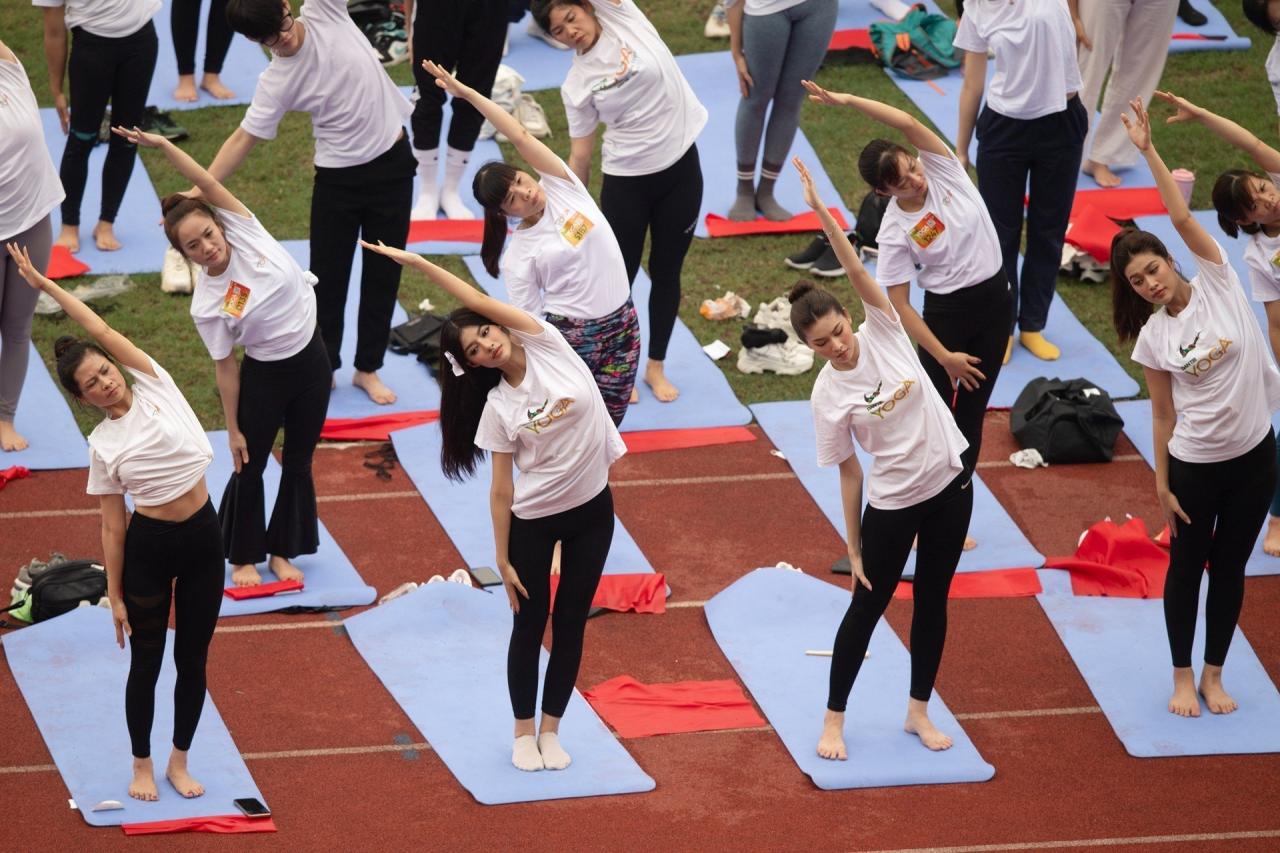 Dàn hoa hậu, á hậu khoe dáng xinh tươi tại Ngày hội yoga Dân trí - 12