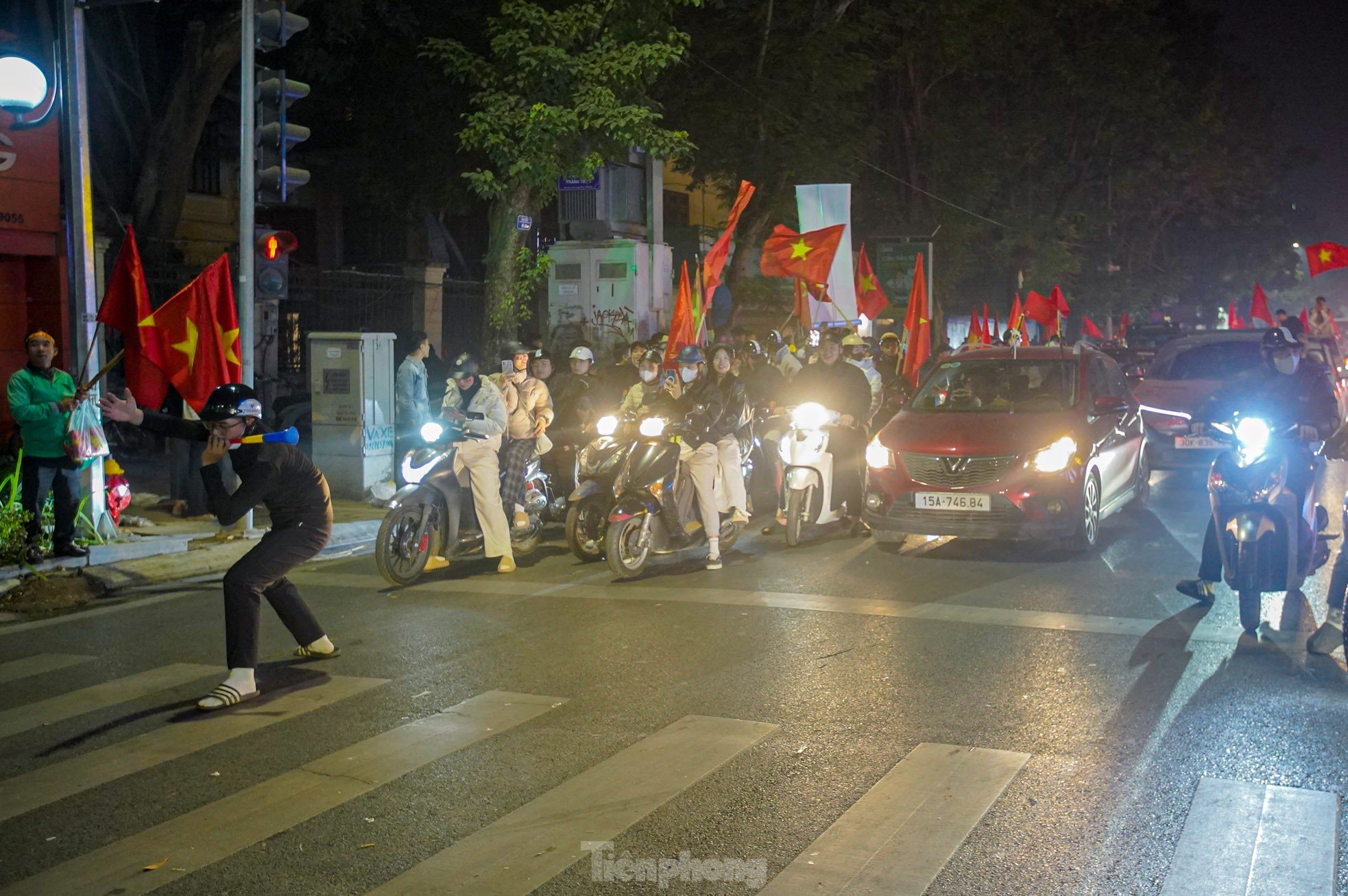 „Zivilisiertes“ Sturmreiten der Hauptstadtbewohner in der Nacht von „Hanoi schläft nie“, Foto 6