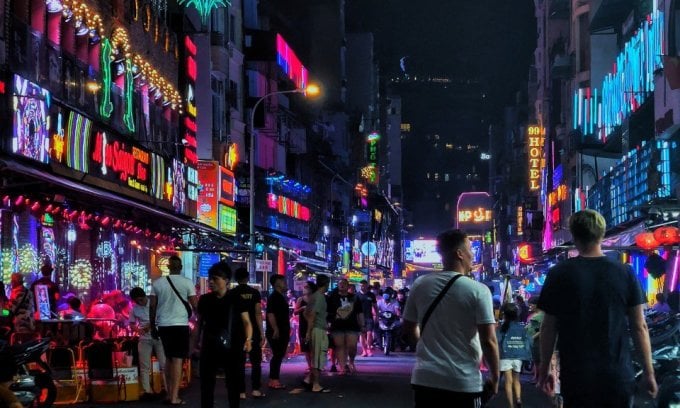 La rue Bui Vien est animée la nuit. Photo : Bich Phuong