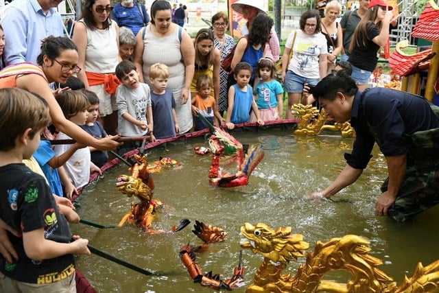 Nghệ sĩ Phan Thanh Liêm: Quảng bá đất nước Việt Nam giàu bản sắc qua rối nước - Ảnh 1.