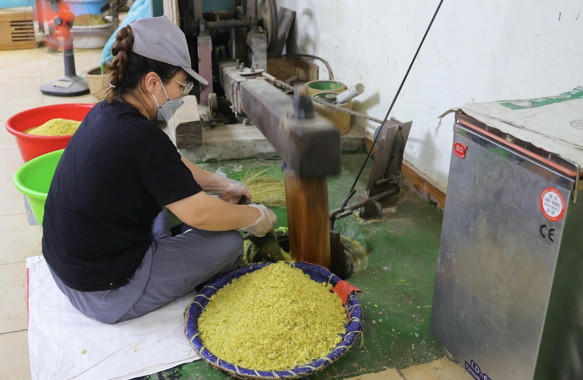 El arroz joven Me Tri está en llamas, bullicioso con el ritmo del arroz joven que se golpea en la nueva cosecha foto 6