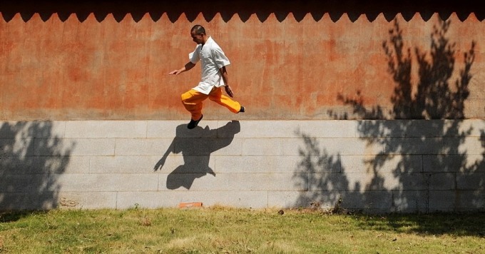 Li Liang realiza la marcha sobre la pared. Foto: Baidu