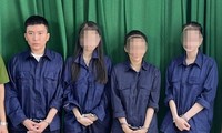 그 장소에는 많은 젊은 남성들이 옷을 벗고 '숙녀들'에게 서비스를 제공하고 있었습니다. 지구위원장 1000억 사기당했다는 새소식