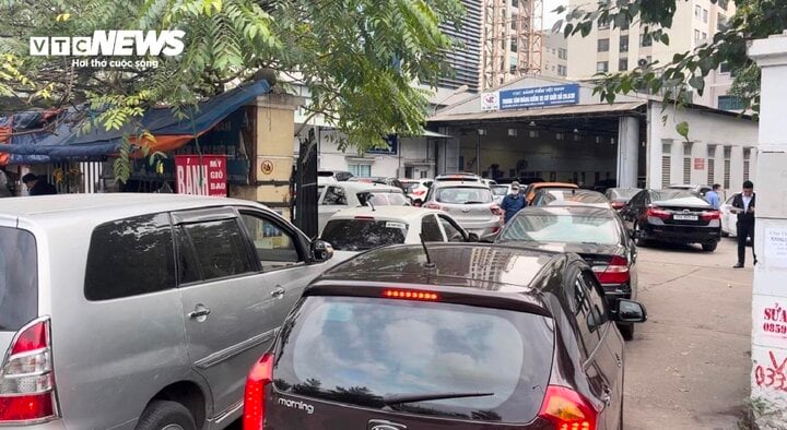 Embouteillages dans certains centres d'inspection à Hanoi.