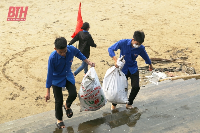 Hoang Hoa: Launching a campaign to clean up the environment of Hai Tien beach