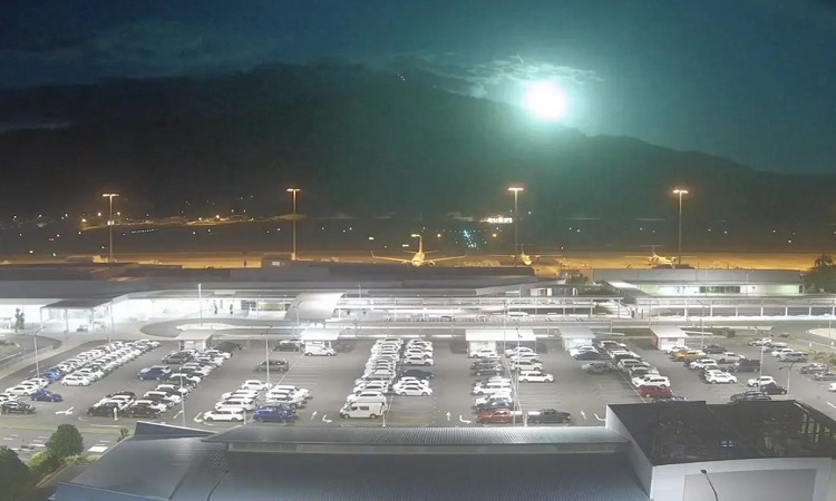 オーストラリアの空で明るい流星が爆発