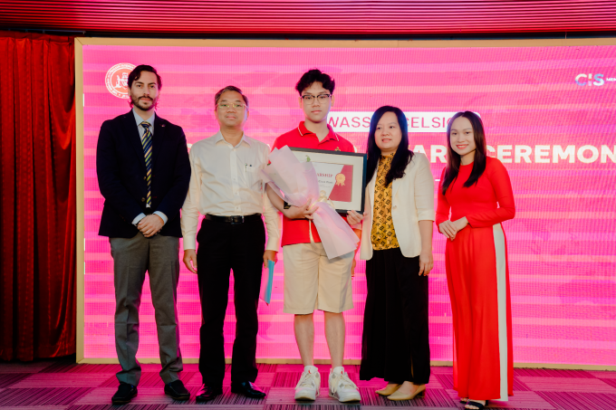 Thuan Thanh a obtenu une bourse d'études intégrale grâce à ses excellents résultats scolaires. Photo : WASS