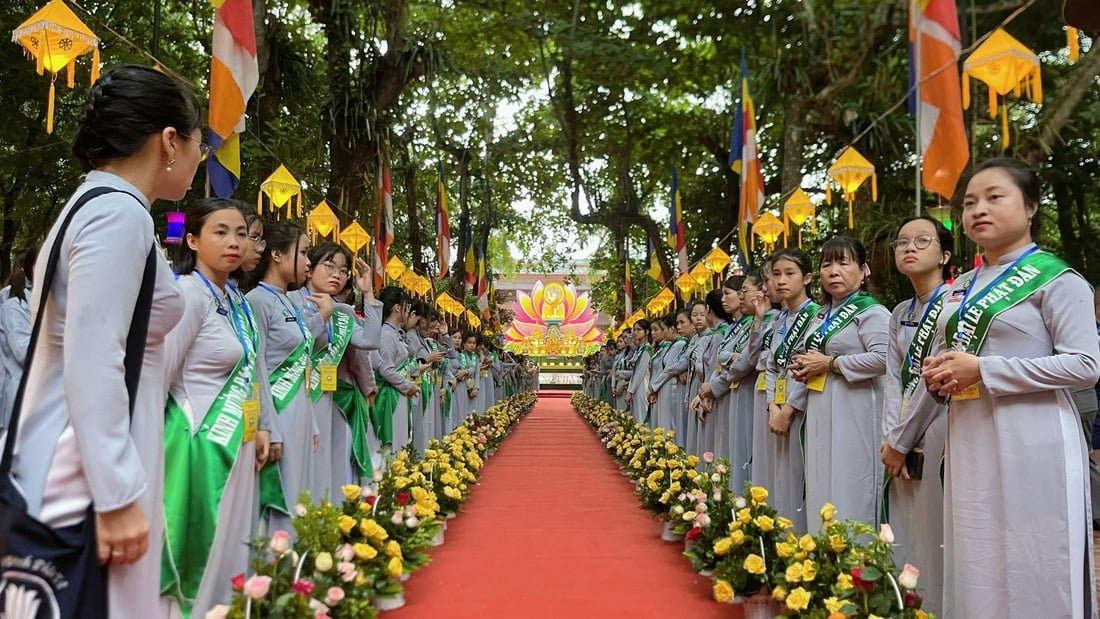 Phật tử xếp thành hàng, trang nghiêm, tôn kính chờ các bậc chư tôn giáo phẩm tiến hành lễ Mộc dục (tắm Phật) trong lễ rước mừng Phật đản ở Huế - Ảnh: BẢO PHÚ