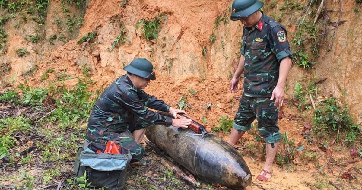 Phát hiện quả bom nặng hơn 3 tạ còn nguyên kíp nổ khi đào móng nhà