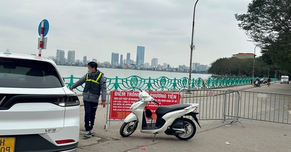 The 'rip-off' parking lot in the Tay Ho area blocked the road again, forcing cars to park.