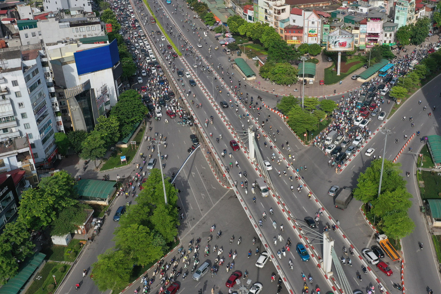 Hanoi doubles Lang Road's width, solves traffic jam problem at So Intersection