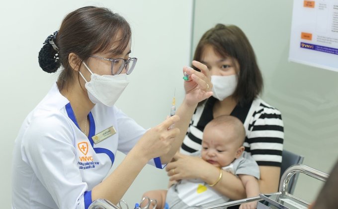 Kinder werden im Impfzentrum VNVC Hoang Van Thu, Bezirk Phu Nhuan, geimpft. Foto von : Moc Thao