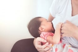 Phụ nữ cho con bú có nên tiêm vaccine Covid-19? Vaccine có ảnh hưởng đến chất lượng sữa?