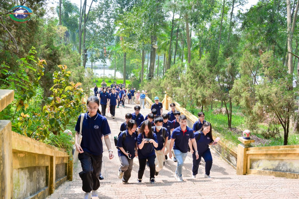 Les élèves de l'école secondaire et du lycée de Newton participent à une expérience sur le site des vestiges historiques du temple Hai Ba Trung, dans le district de Me Linh, à Hanoi.