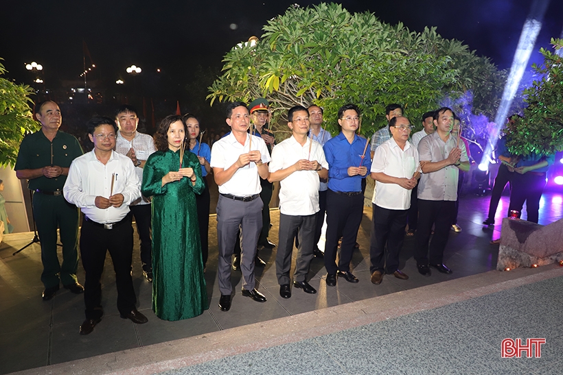 Les jeunes de Ha Tinh allument des bougies pour rendre hommage aux martyrs héroïques