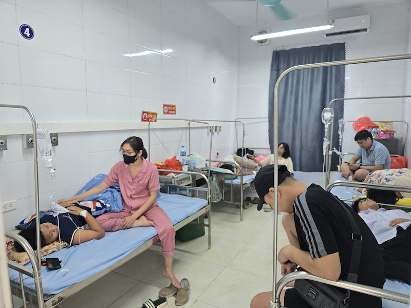 Hanoi-Schüler nach Genuss kostenloser, am Schultor verteilter Softdrinks ins Krankenhaus eingeliefert