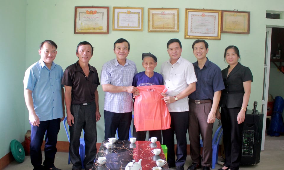 Le vice-président du Comité populaire provincial, Nguyen Trung Thao, a rendu visite aux familles politiques du district de Quang Hoa et leur a offert des cadeaux.