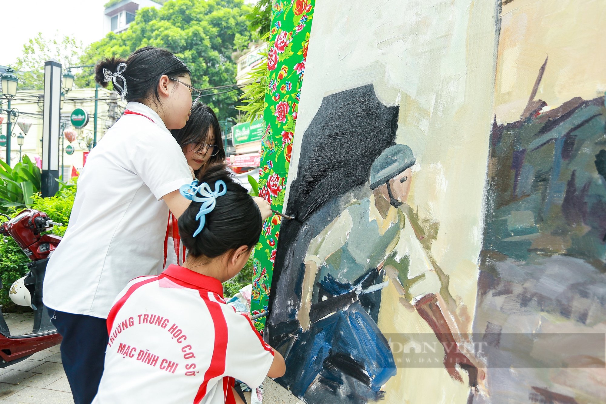 “ Họa sĩ nhí” góp sức tham gia hoàn thiện bức tranh Panorama chào mừng 70 năm Ngày Giải phóng Thủ đô - Ảnh 2.