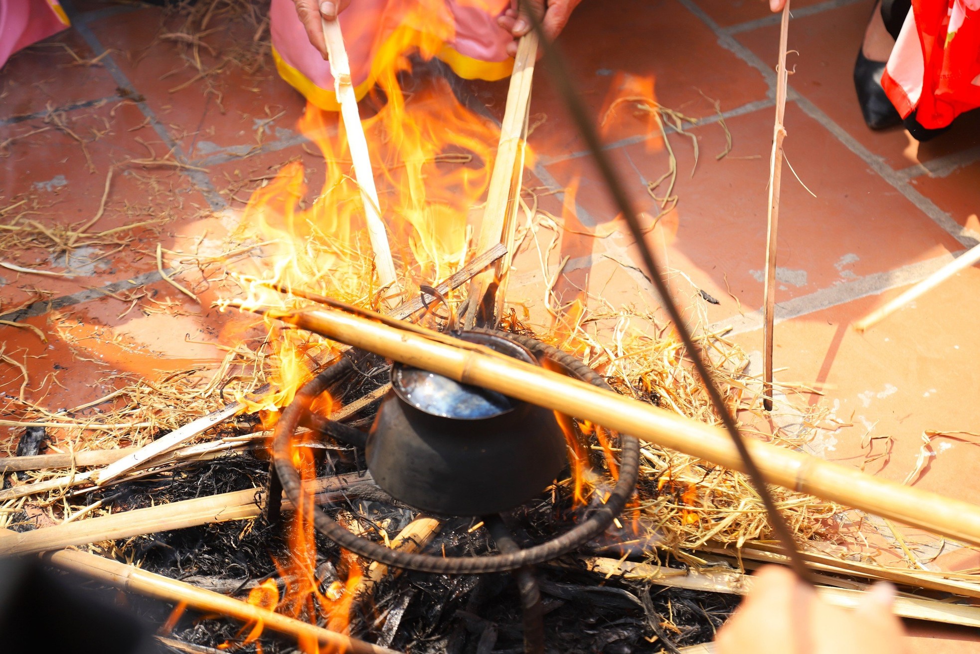 Concours unique de fabrication de feu et de cuisson du riz dans les villages de banlieue de Hanoi, photo 12