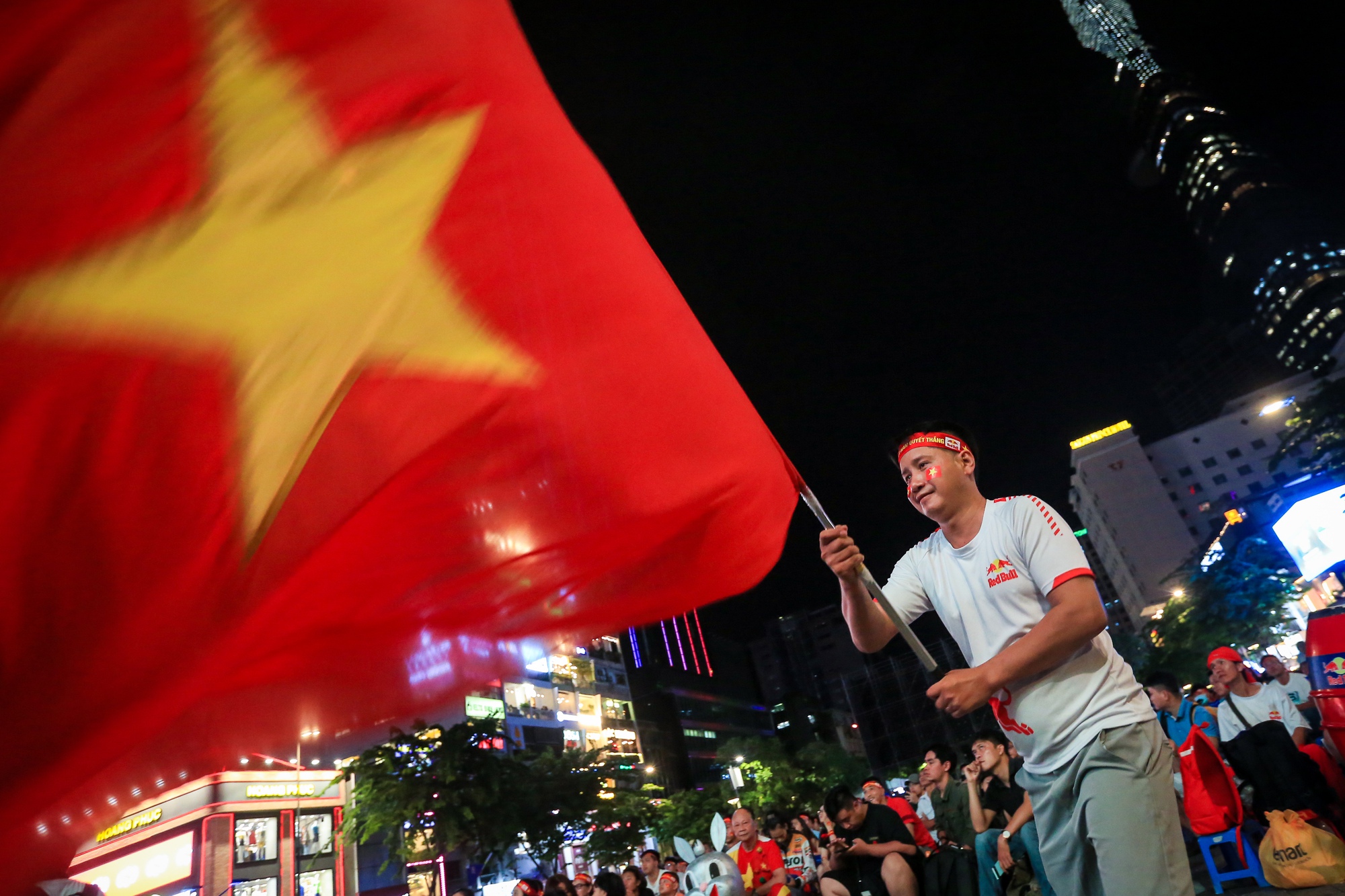 Tưng bừng ngày tuyển bóng đá nữ Việt Nam vô địch SEA games 32 - Ảnh 3.