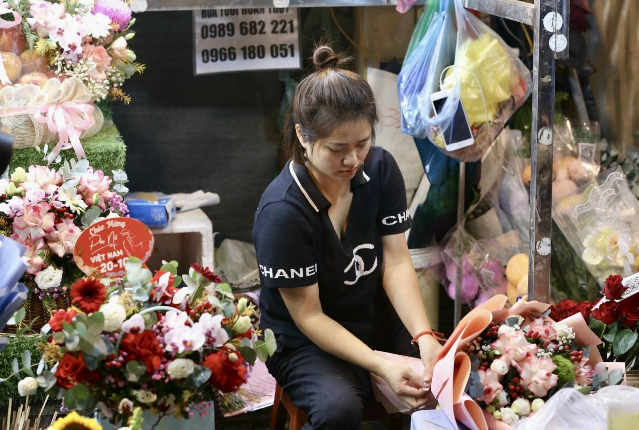 ベトナム女性の日を前にクアンアン夜の花市場は賑わっている 写真11