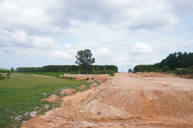 El proyecto de la carretera Hung Vuong, que conecta el Corredor Económico Este-Oeste y la Zona Económica Sureste de Quang Tri, cuya construcción comenzó a fines de 2021, aún no está terminado. Foto: Hung Tho