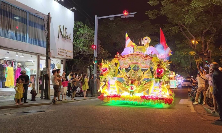 Défilé de fleurs pour célébrer l'anniversaire de Bouddha