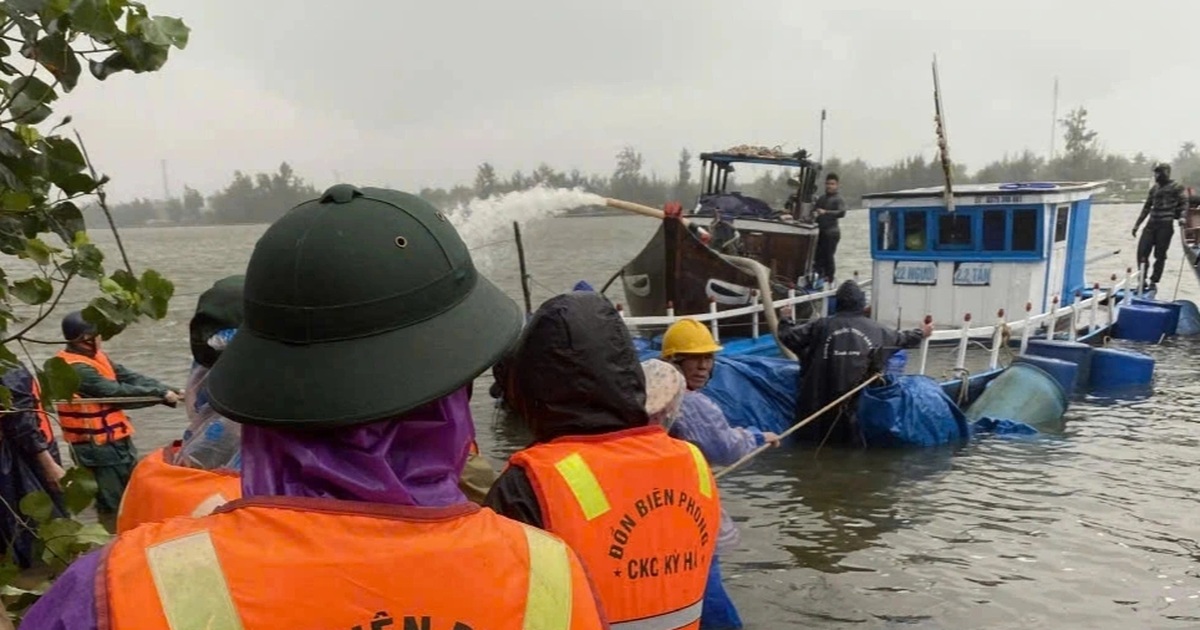 Rescue of ferry carrying 21 people that sank in Quang Nam