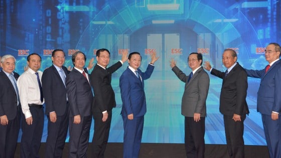 El viceprimer ministro Tran Hong Ha, el presidente del Comité Popular de Ciudad Ho Chi Minh, Phan Van Mai, y los delegados presionaron el botón para inaugurar el Centro de Capacitación en Electrónica y Semiconductores. Foto: CAO THANG