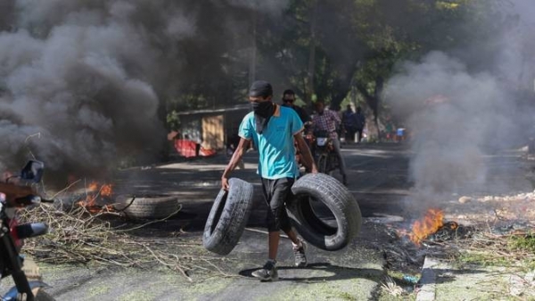 Dangereuse escalade de la violence, le lapsus du président français suscite la colère de Port-au-Prince