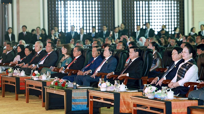 ASEAN 국민의 번영과 이익을 위해