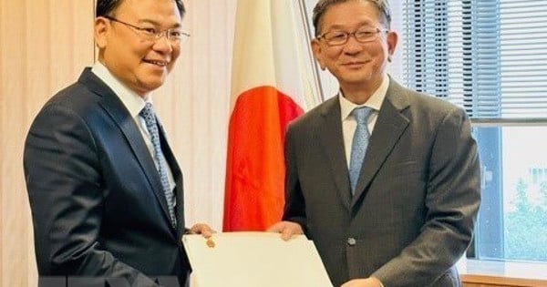 Presentar una copia de la Carta Credenciales del Presidente al Viceministro Japonés