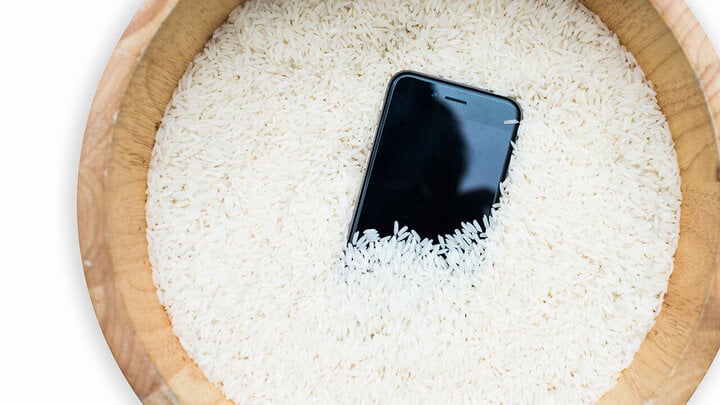 Les grains de riz peuvent pénétrer dans le port de connexion du téléphone et l'obstruer, ce qui rend son nettoyage et sa manipulation difficiles.