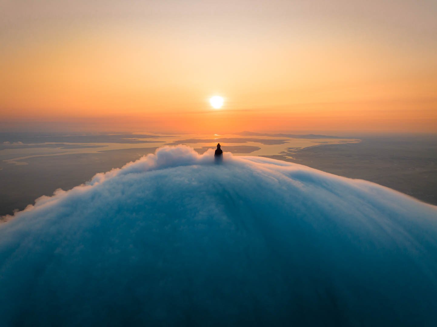 A sea of ​​white clouds appears over Ba Den Mountain, a surreal scene that causes a stir on social media