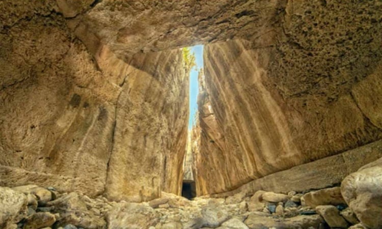 Merveille d'un tunnel d'inondation intact vieux de 2 000 ans