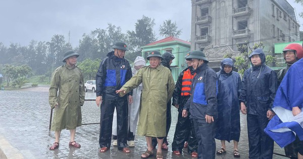 Mưa lớn gây ngập lụt nhiều nơi, giao thông ách tắc