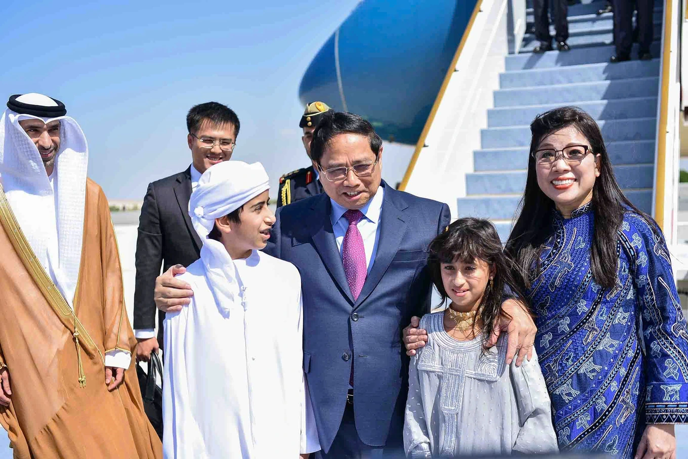 Arrivée du Premier ministre Pham Minh Chinh à Abu Dhabi et début de sa visite officielle aux Émirats arabes unis